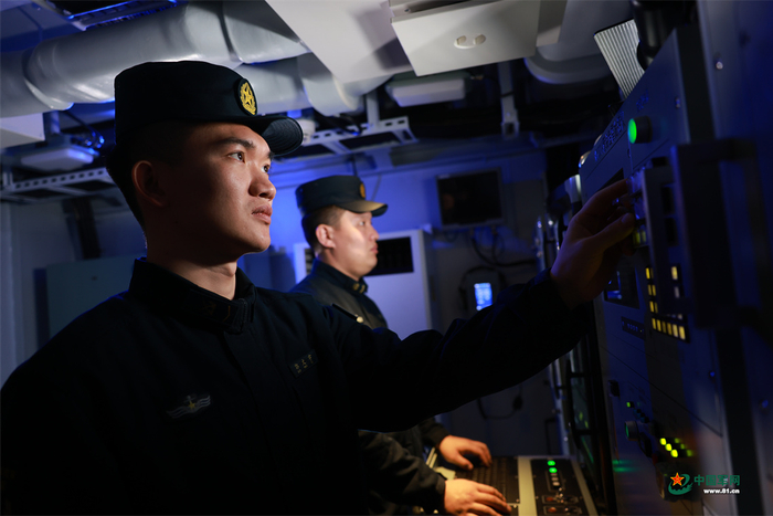 官兵正在操作装备。刘渊博 摄