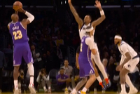 45°也是我的点！詹姆斯干拔三分再接顶人超远三分！兴奋起舞！