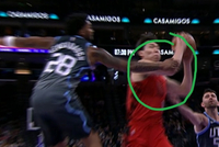 杨瀚森上场就造成两罚！解说：核心力量提升的话这球就是2+1！