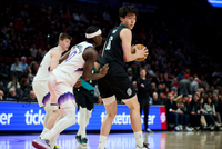 王仕鹏：杨瀚森的技术在中锋里是不错的 但是身体跟不上就没有用