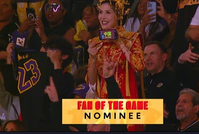 抢眼！前中国女篮国手许诺现身湖人主场 着装很喜庆