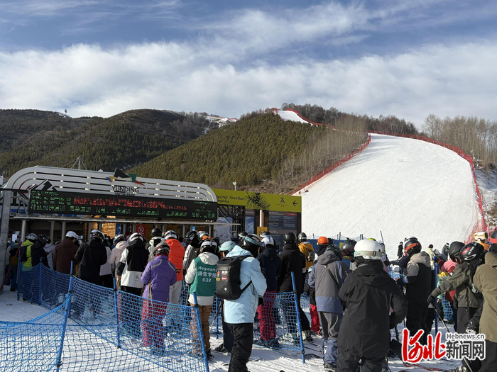 2月4日，崇礼云顶滑雪公园，滑雪爱好者有序等待登上缆车。闫馨雨/摄