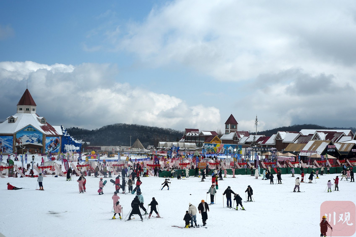 西岭雪山景区滑雪场内已有不少人来体验滑雪。
