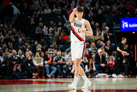 共出战3分06秒！杨瀚森一头一尾上场 1中0&amp;靠罚球拿2分