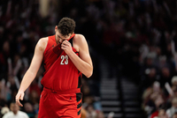 很生气！克林根嘴巴被打到但吹防守犯规 开拓者挑战也失败了