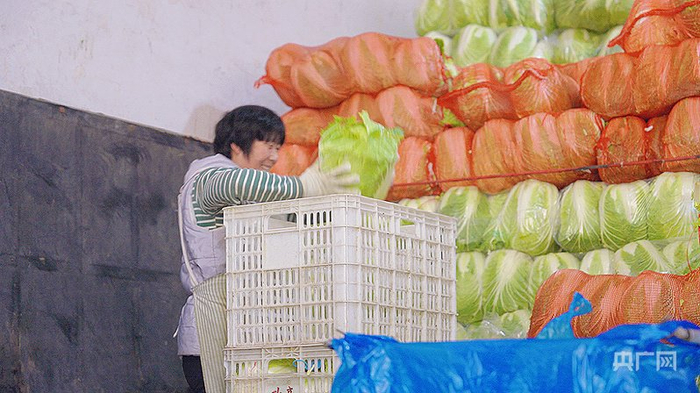 市场内工作人员正在装框（央广网记者  王姝姝  摄）