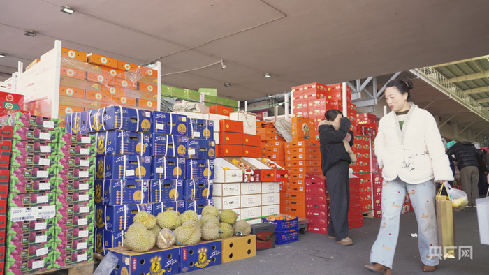 顾客在果品专业市场选购（央广网记者  李婕  摄）