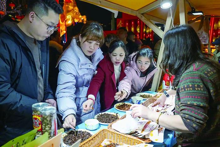     市民选购特色美食年货  新华社发