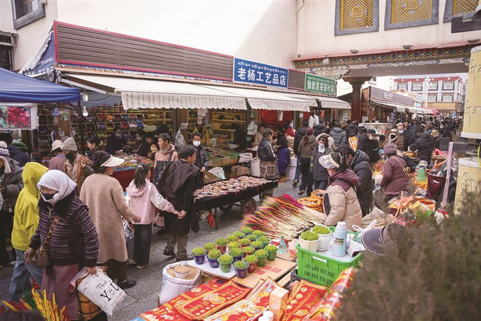 市民正在购买年货。