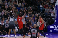 岁月不饶人！霍勒迪顺下空篮不中&amp;防守端送森萨博3+1