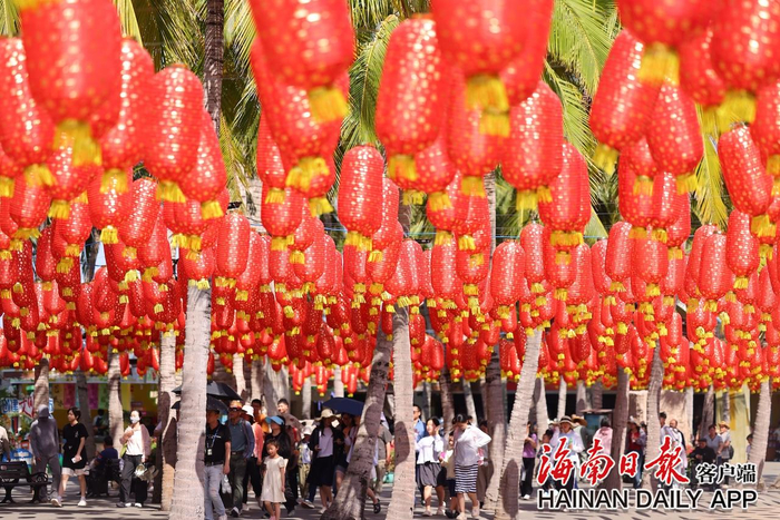 2月12日，游客在三亚南山文化旅游区游览。