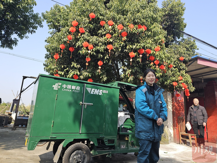 白丹把包裹送到了李康君手上。