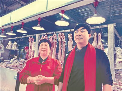 说起新一年的生意，刘瑞田和李淑轻夫妇信心满满。 耿兴敏/摄