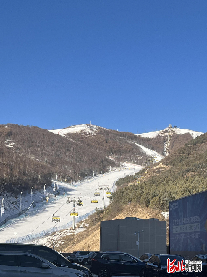 云顶滑雪公园的雪道和缆车。闫漪
