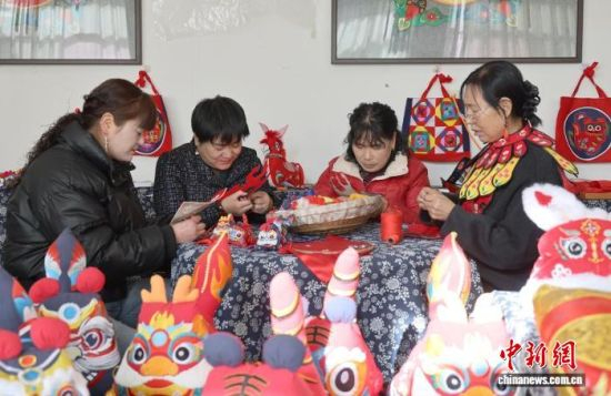 图为庆阳市沁轩文化传媒有限公司绣娘绣制香包。盘小美 摄