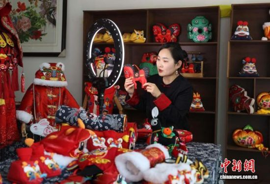 图为庆阳香包绣制甘肃省级代表性传承人孟婷婷直播推介香包。盘小美 摄