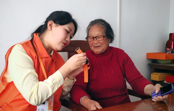　　青年学子教老人使用手表心率监测、跌倒报警等功能。（南昌大学供图）