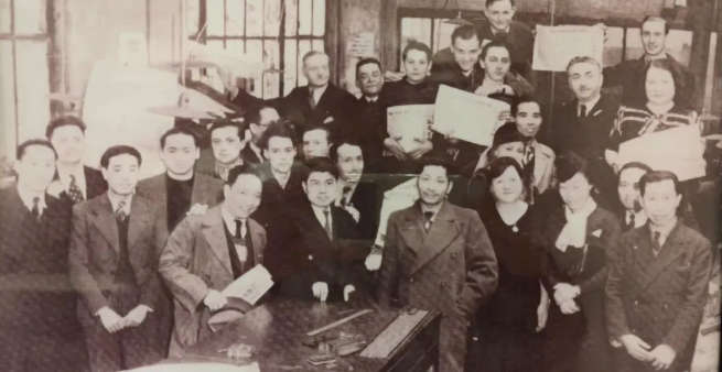 　　《救国时报》印刷厂工作人员留影（第一排右数第四位为陈达邦）  资料图片