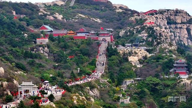 泰山生态环境的改善吸引了众多游客（央广网发 米慧霞 摄）