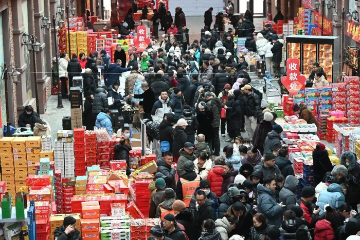 黑河市年货大集吸引众多市民前来选购年货。邱齐龙摄