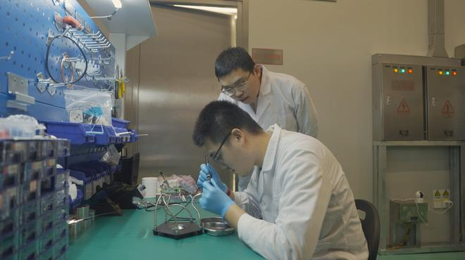 　　清华大学CDEX实验组在做实验。新华社记者薛晨 摄