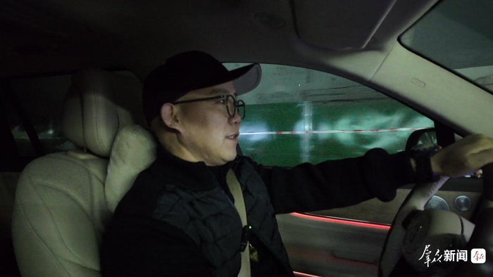 刘宝生驾车在S213凤凰山隧道内行驶。