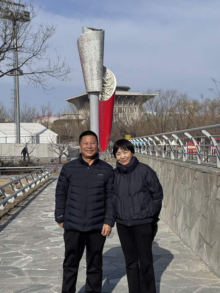 杨怀玉的父母与北京奥运火炬合影。受访者供图
