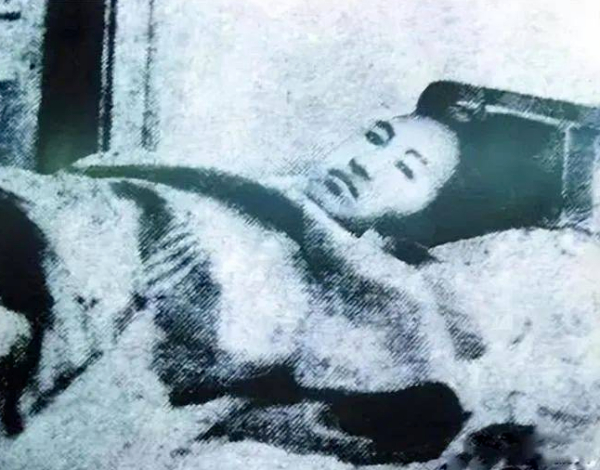 躺在病床上的赵一曼