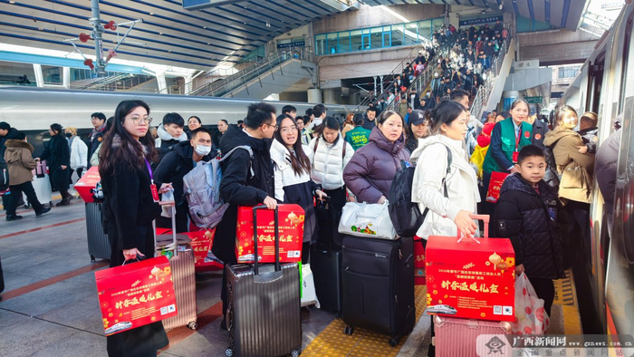 人们排队上车，回家过年。记者 卢业深 摄