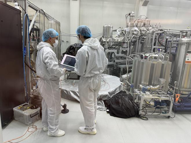 　　上海交通大学PandaX实验组在洁净室内实验。新华社记者薛晨 摄