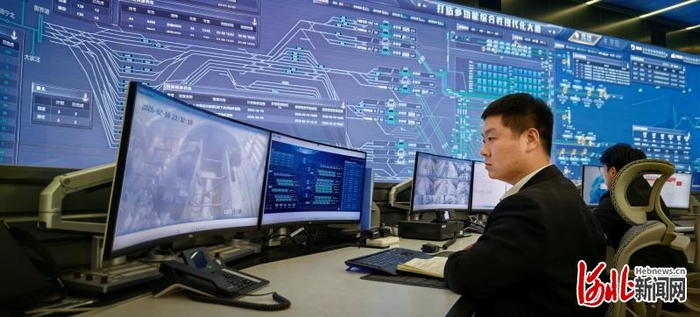 2月10日晚，在国能黄骅港务有限责任公司生产调度中心，工作人员调度码头生产作业。河北日报记者 戴绍志摄