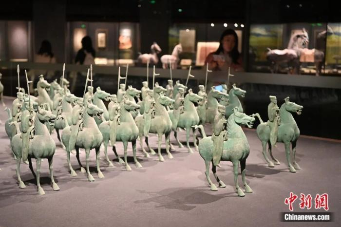 2025年12月24日，甘肃省博物馆展陈的铜车马仪仗俑队。九美旦增 摄