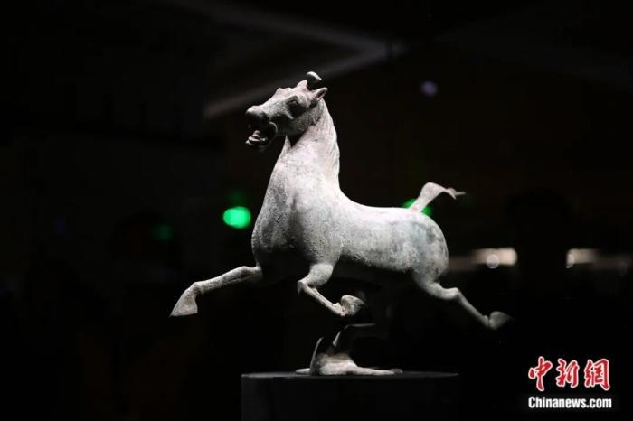 2025年12月24日，甘肃省博物馆展陈的铜奔马。九美旦增 摄