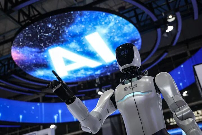 这是2025年9月6日在2025全球工业互联网大会上拍摄的人形机器人。新华社记者潘昱龙摄