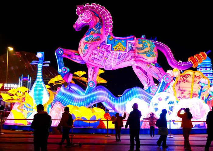 一尊高达9米、宽近20米的“以梦为马”自贡非遗巨型花灯在苏州市虎丘区（高新区）狮山文化广场亮相。王建中摄 视觉江苏网供图