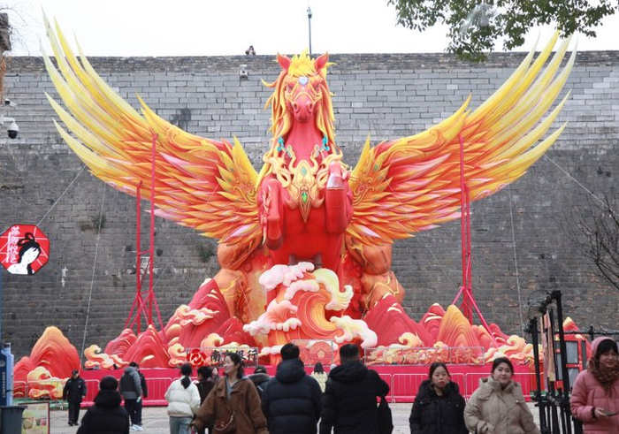 老门东“赤焰神骏”与古城墙相映成趣。刘建华 摄 视觉江苏网供图