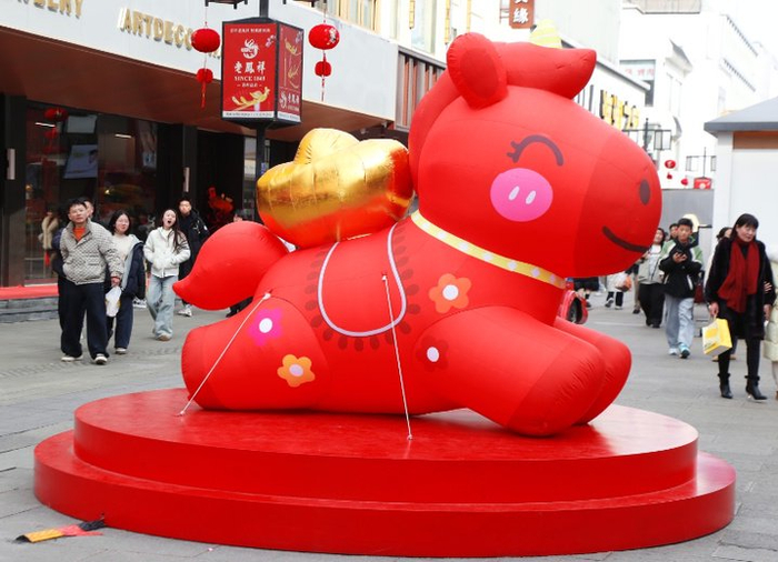 苏州市观前街—平江路商圈张灯结彩，生肖马元素纷纷亮相街头。陈弋摄 视觉江苏网供图