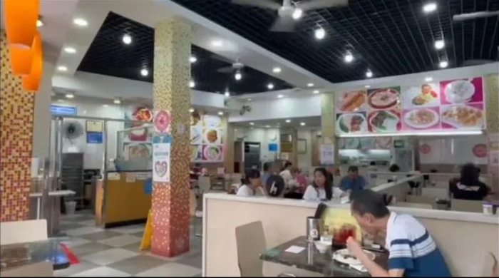 老板寻找老友的餐饮店。