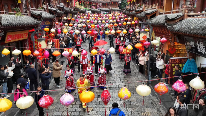 特色民俗展演让石板街热闹欢腾（央广网发  都匀市融媒体中心供图）