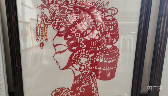 胡颖剪纸作品展示（央广网发  吕志敏  摄）
