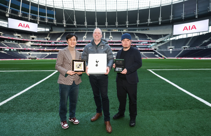 ▲江苏省足协，江苏省发展体育基金会与托特纳姆热刺基金会互赠礼物