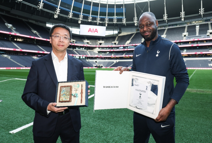 ▲友邦人寿与托特纳姆热刺足球俱乐部互赠礼物