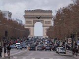法国巴黎凯旋门附近发生持刀袭警事件