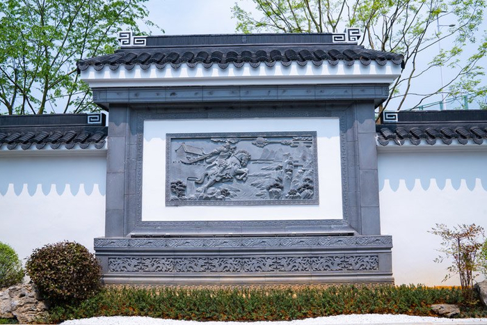 驿站墙上刻着关公跃马的浮雕。