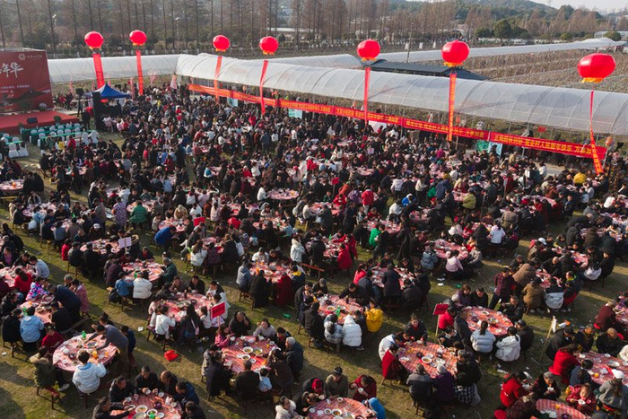 3000人齐聚，252张圆桌次第铺开。洪漪峰/摄