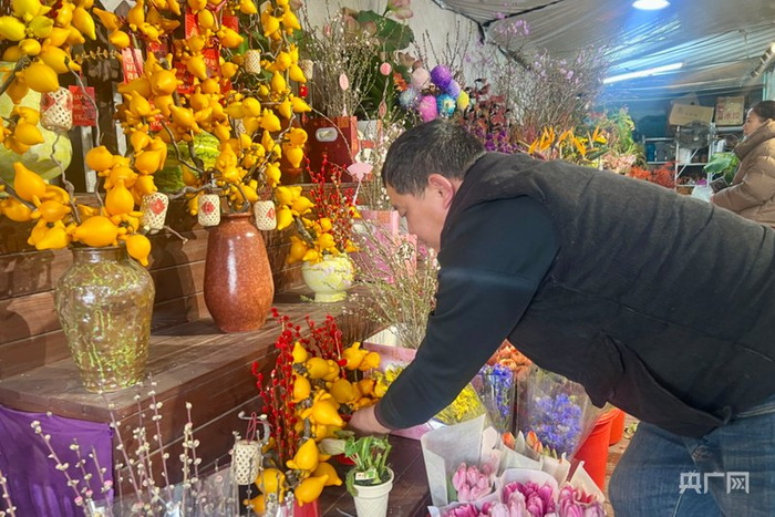 忙碌的店主（央广网记者  郭振丹  摄）