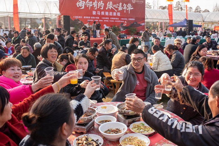 这顿饭，吃的就是一股热乎劲儿。王极/摄