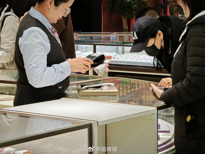 销售人员正在帮消费者验货。