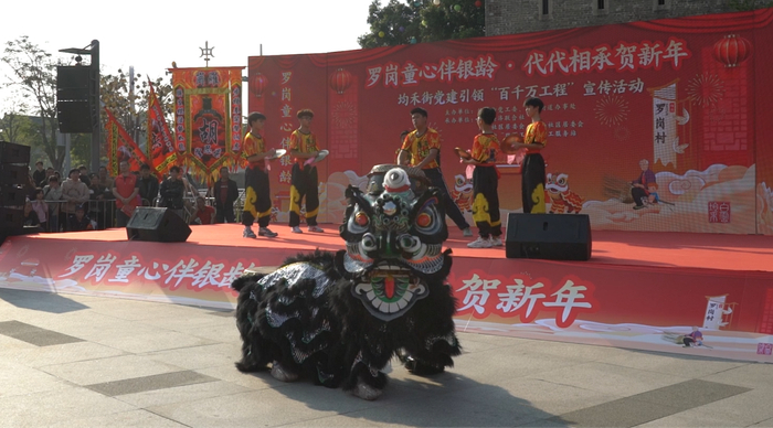 狮舞表演现场（央广网记者  张顺鹏  摄）
