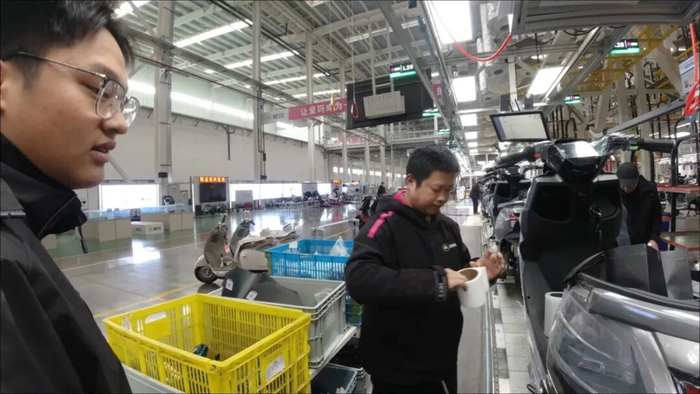 赣西科技职业学院机电一体化专业学生谢明达在进行实操前的学习。